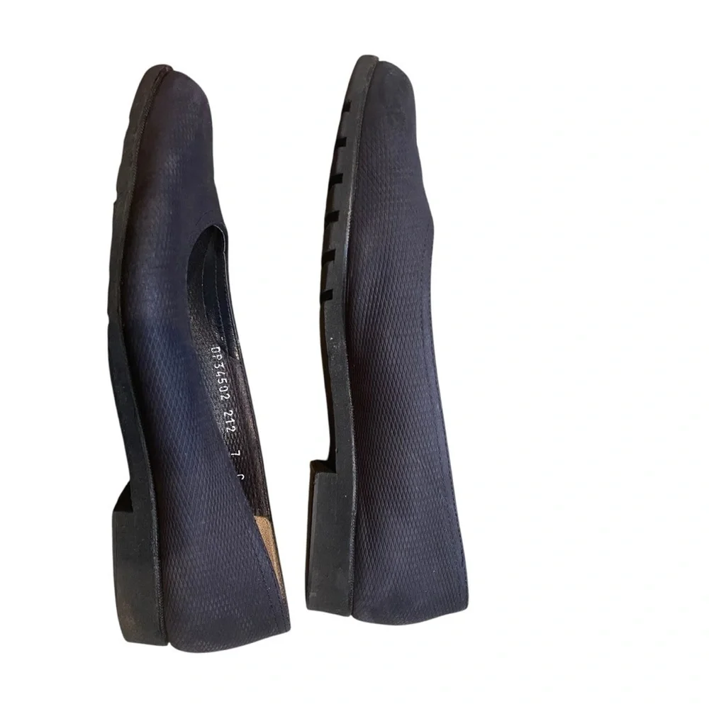 Salvato Ferragamo Black Pebbled Round Toe Flats Sz 7